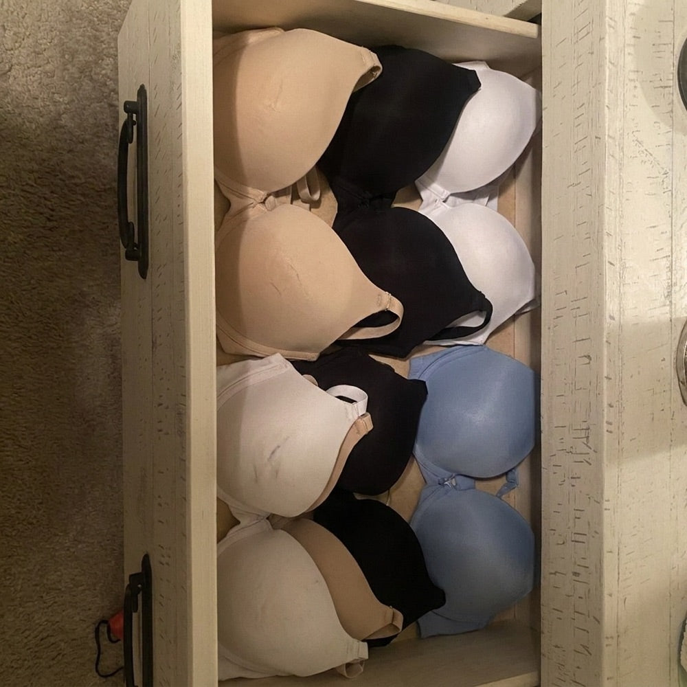 Een la vol oude bh's in verschillende kleuren