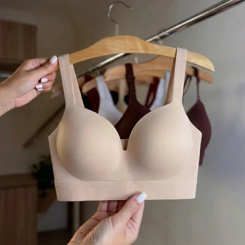 De beugelloze Daily Essential van Monavida aan een hanger