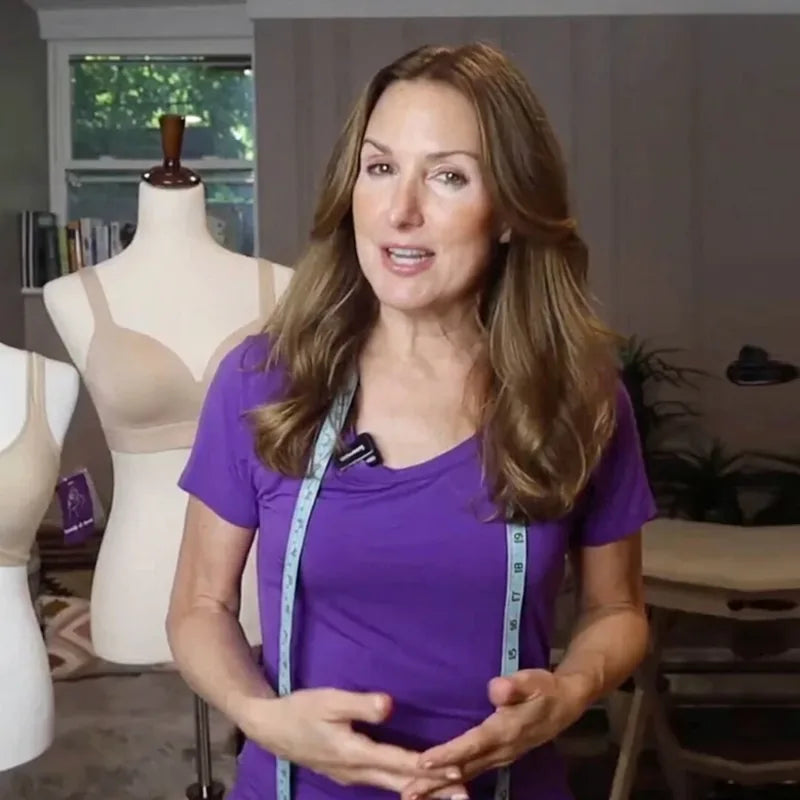 Lingerie-ontwerpster in haar atelier met de Daily Essential BH op een paspop