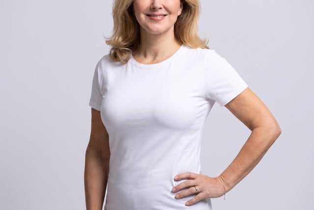 De Daily Essential BH onzichtbaar onder een wit shirt