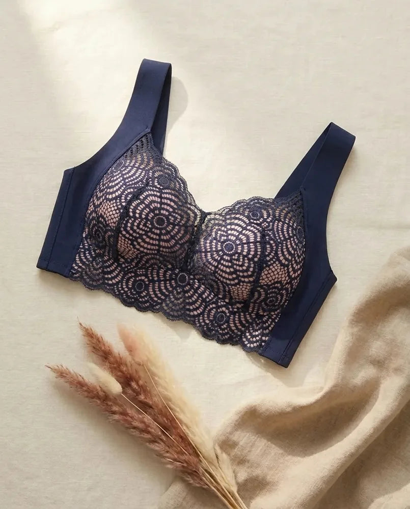 De Essential Lace-BH, plat neergelegd in natuurlijk licht
